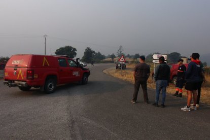 Dispositivo de la UME desplazado al incendio que afecta a los municipios de Oencia y Corullón (León).