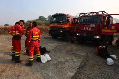 Dispositivo de la UME desplazado al incendio que afecta a los municipios de Oencia y Corullón (León).