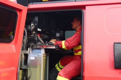 Dispositivo de la UME desplazado al incendio que afecta a los municipios de Oencia y Corullón (León).