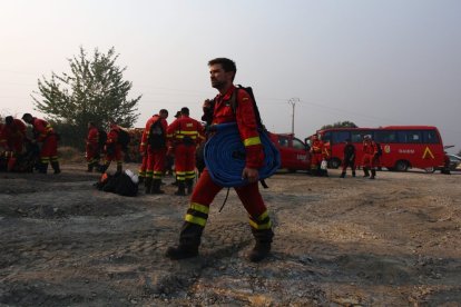 Dispositivo de la UME desplazado al incendio que afecta a los municipios de Oencia y Corullón (León).