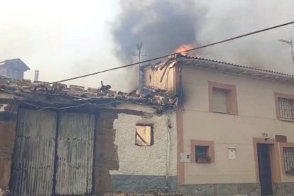 Arde casi una veintena de viviendas en San Pedro de Cansoles (Palencia).