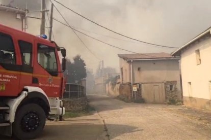 Arde casi una veintena de viviendas en San Pedro de Cansoles (Palencia).