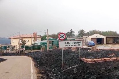 Arde casi una veintena de viviendas en San Pedro de Cansoles (Palencia).