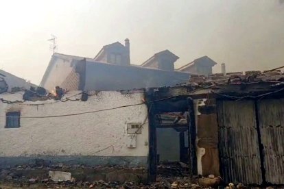 Arde casi una veintena de viviendas en San Pedro de Cansoles (Palencia).