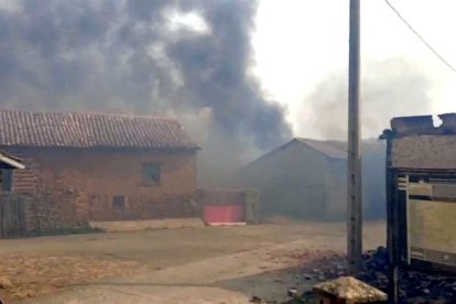 Arde casi una veintena de viviendas en San Pedro de Cansoles (Palencia).
