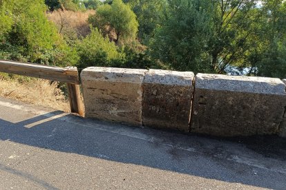 Puente reparado en el acceso a La Overuela.