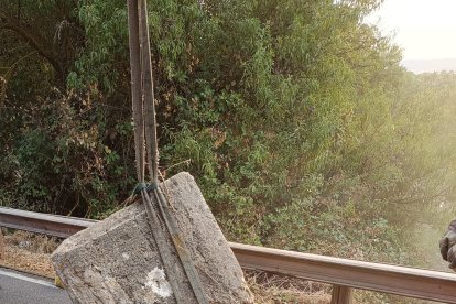 Puente reparado en el acceso a La Overuela.