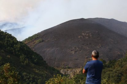 El incendio de Anllares (León), que afecta al Valle de Fornela.