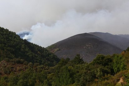 El incendio de Anllares (León), que afecta al Valle de Fornela.