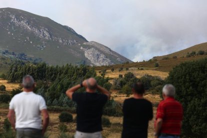 El incendio de Anllares (León), que afecta al Valle de Fornela.