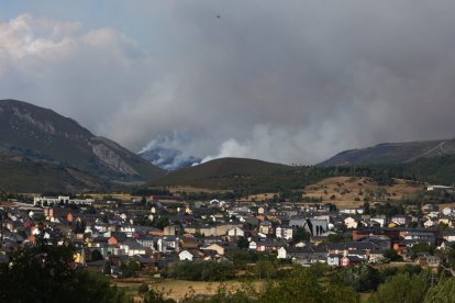El incendio de Anllares (León), que afecta al Valle de Fornela.
