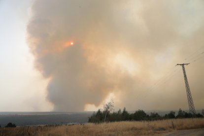 Vista del incendio desde Villalba de Guardo (Palencia).