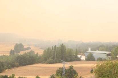 Vista del incendio desde Villalba de Guardo (Palencia).