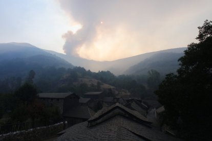 Incendio en Colinas del Campo de Martín Moro Toledano perteneciente al municipio de Igüeña (León).