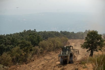 Varios medios colaboran con la extinción del fuego en el municipio zamorano de Porto.