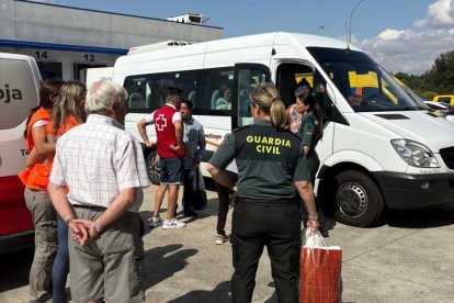 Realojan a los vecinos de cuatro pueblos de Zamora tras mejorar el incendio de Porto.