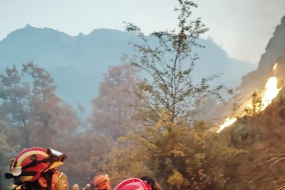 Trabajos de la UME en el incendio de Porto/Sanabria.