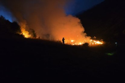 Un momento del trabajo de los equipos de la UME en el incendio de Barniedo en León