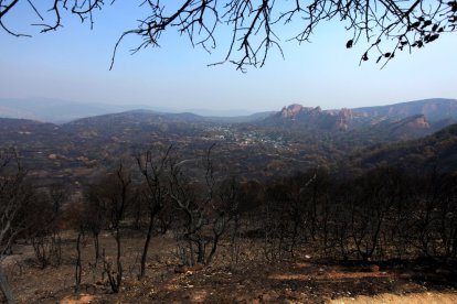 Efectos del incendio iniciado en la localidad de Yeres (León), y que ha afectado al paraje de Las Médulas.