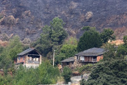 Efectos del incendio iniciado en la localidad de Yeres (León), y que ha afectado al paraje de Las Médulas.