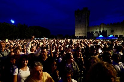 Manuel Carrasco hacía vibrar al público que abarrotaba la explanada del Castillo de La Mota en Medina del Campo.