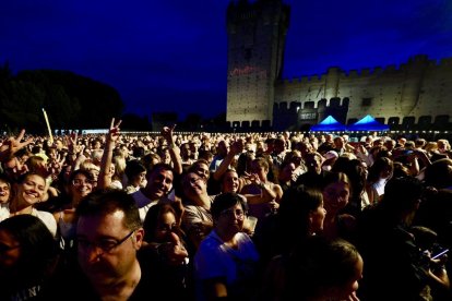 Manuel Carrasco hacía vibrar al público que abarrotaba la explanada del Castillo de La Mota en Medina del Campo.