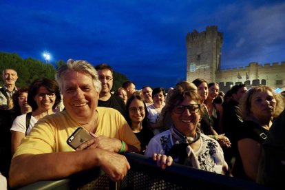Manuel Carrasco hacía vibrar al público que abarrotaba la explanada del Castillo de La Mota en Medina del Campo.