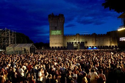 Manuel Carrasco hacía vibrar al público que abarrotaba la explanada del Castillo de La Mota en Medina del Campo.