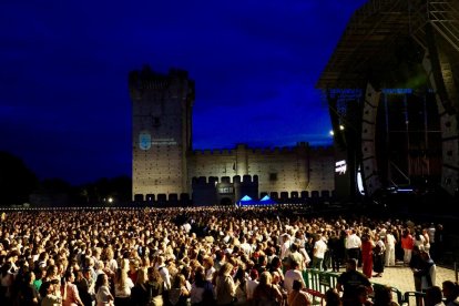 Manuel Carrasco hacía vibrar al público que abarrotaba la explanada del Castillo de La Mota en Medina del Campo.