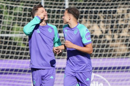 Lachuer junto a Iván Alejo en su primer entrenamiento con el Real Valladolid.
