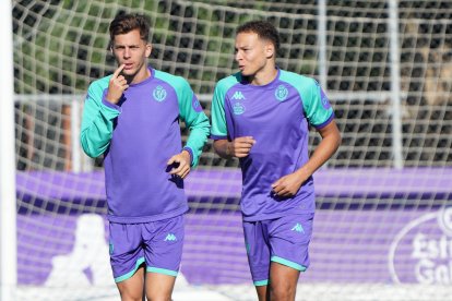 Lachuer junto a Iván Alejo en su primer entrenamiento con el Real Valladolid.