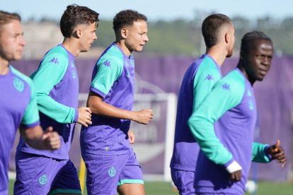 Lachuer, junto a sus compañeros en su primer entrenamiento con el Real Valladolid.