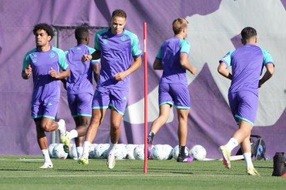 Lachuer, junto a sus compañeros en su primer entrenamiento con el Real Valladolid.