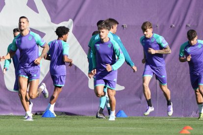 Lachuer, junto a sus compañeros en su primer entrenamiento con el Real Valladolid.