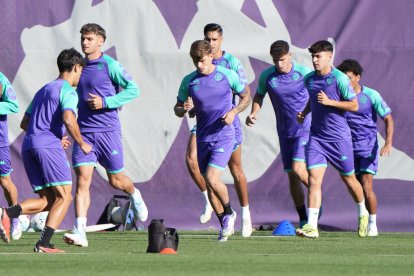 Lachuer, junto a sus compañeros en su primer entrenamiento con el Real Valladolid.