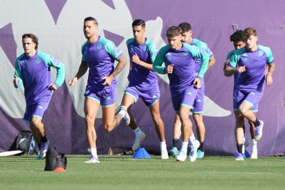 Lachuer, junto a sus compañeros en su primer entrenamiento con el Real Valladolid.