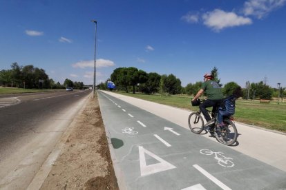 Carril bici Valladolid-Simancas, desde la urbanización Santa Ana, calle París.