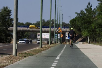 Carril bici Valladolid-Simancas, desde la urbanización Santa Ana, calle París.