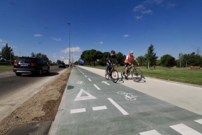 Carril bici Valladolid-Simancas, desde la urbanización Santa Ana, calle París.