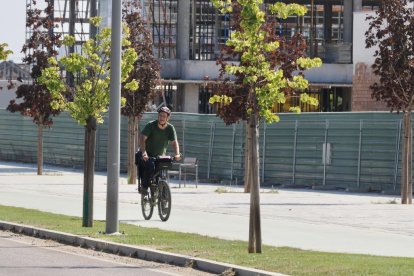 Carril bici Valladolid-Simancas, desde la urbanización Santa Ana, calle París.