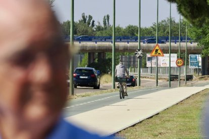 Carril bici Valladolid-Simancas, desde la urbanización Santa Ana, calle París.