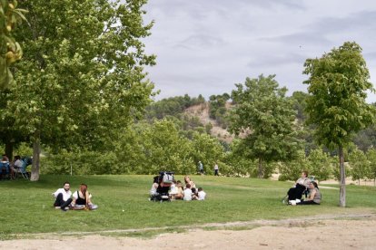 Ambiente en las casetas regionales el día de la inauguración oficial.