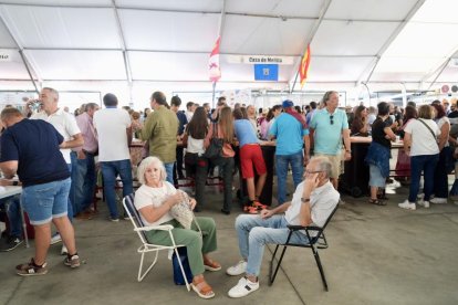 Ambiente en las casetas regionales el día de la inauguración oficial.