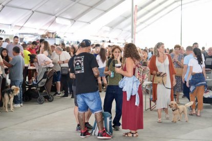 Ambiente en las casetas regionales el día de la inauguración oficial.