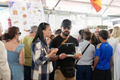 Ambiente en las casetas regionales el día de la inauguración oficial.