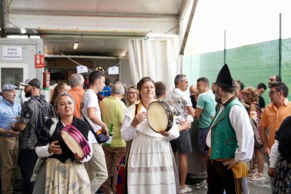 Ambiente en las casetas regionales el día de la inauguración oficial.
