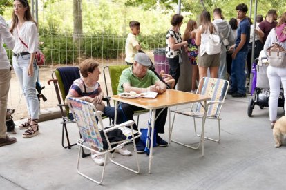 Ambiente en las casetas regionales el día de la inauguración oficial.