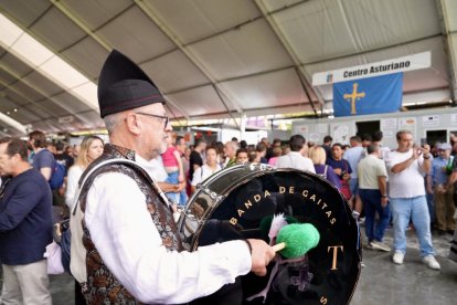 Ambiente en las casetas regionales el día de la inauguración oficial.