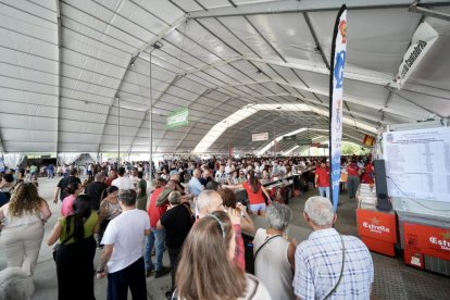 Ambiente en las casetas regionales el día de la inauguración oficial.