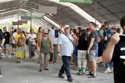 Ambiente en las casetas regionales el día de la inauguración oficial.
